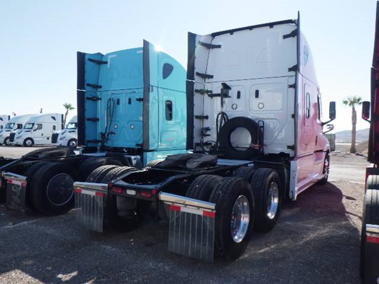 2023-freightliner-cascadia-126-image-8