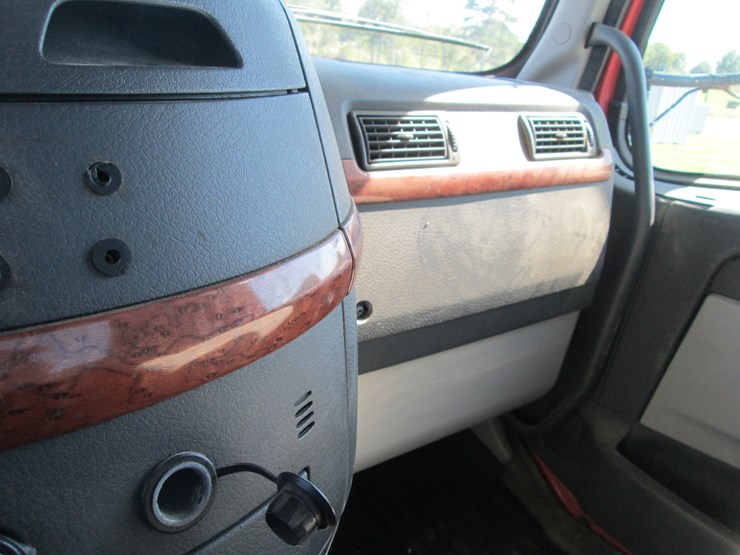 2011-volvo-10-image-40