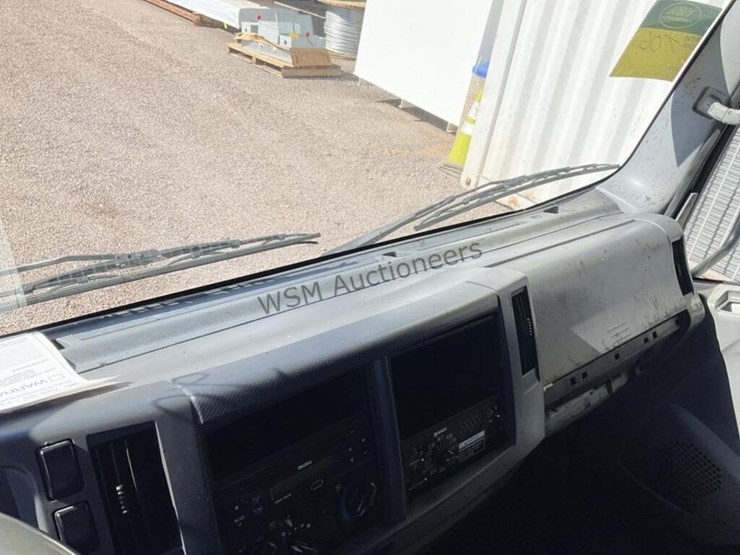 2015-isuzu-npr-image-18