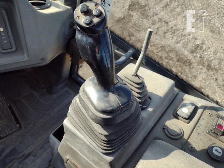 2015-deere-324k-image-9