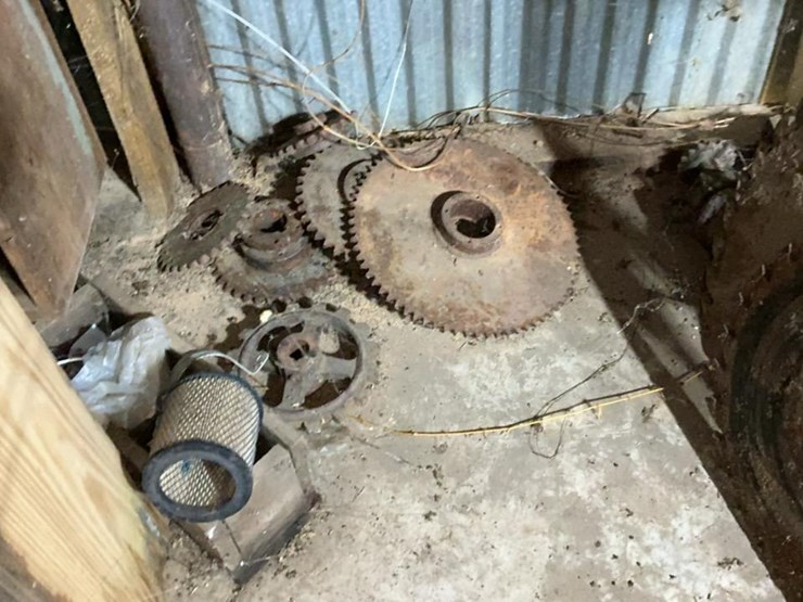 #153-•-sprockets,-cylinders,-and-assorted-parts-image-33