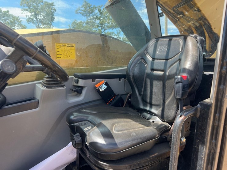 2018-caterpillar-tl1055d-image-28