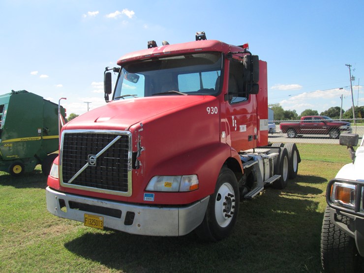 2011-volvo-10-image-1