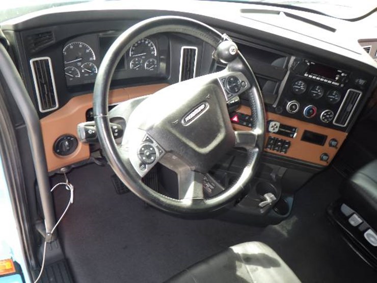 2023-freightliner-cascadia-126-image-10