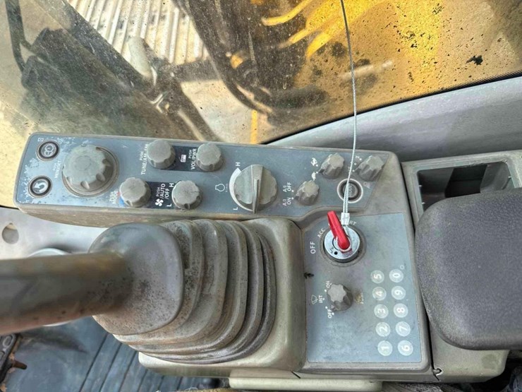 2015-deere-250g-lc-image-37