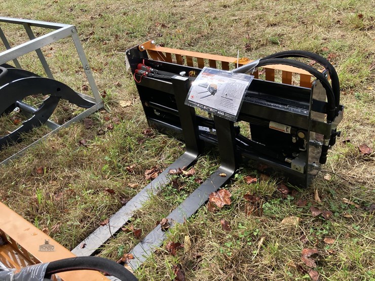 wolverine-pfa-11-3300g-skid-steer-hydraulic-pallet-forks-image-1