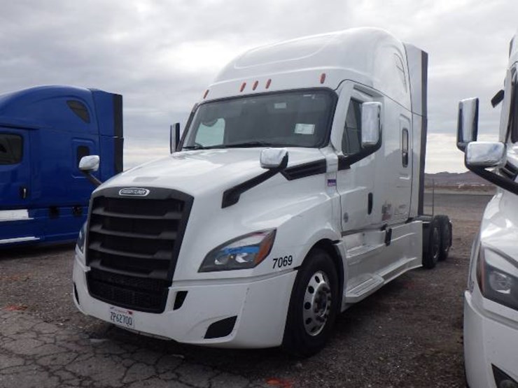 freightliner-cascadia-126-image-1
