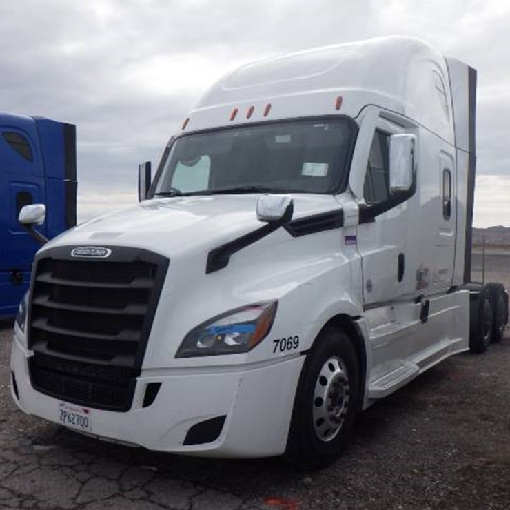FREIGHTLINER CASCADIA 126