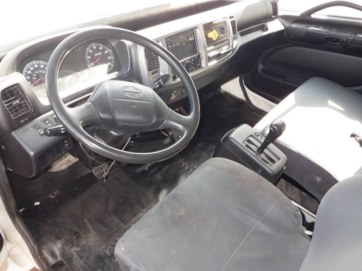 2015-hino-268-image-16