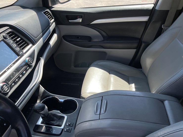 2016-toyota-highlander-image-27