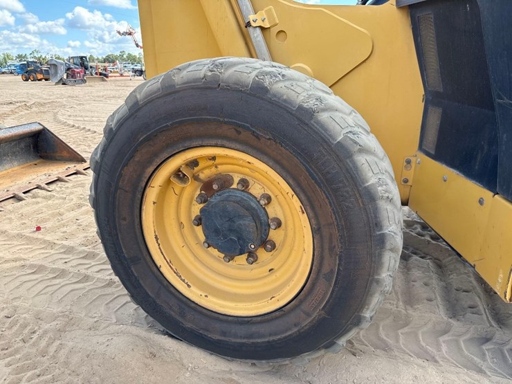 2016-caterpillar-tl642d-image-12