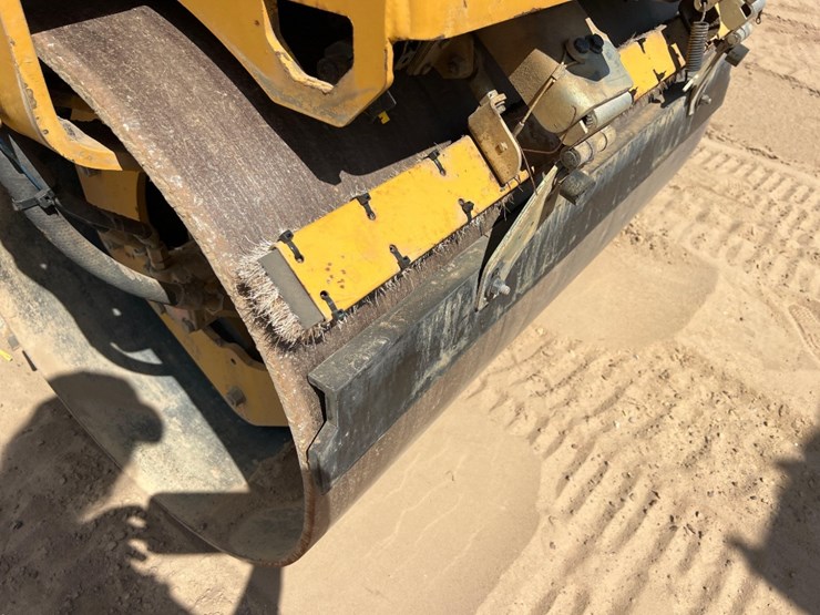 2021-caterpillar-cb2.7-image-13