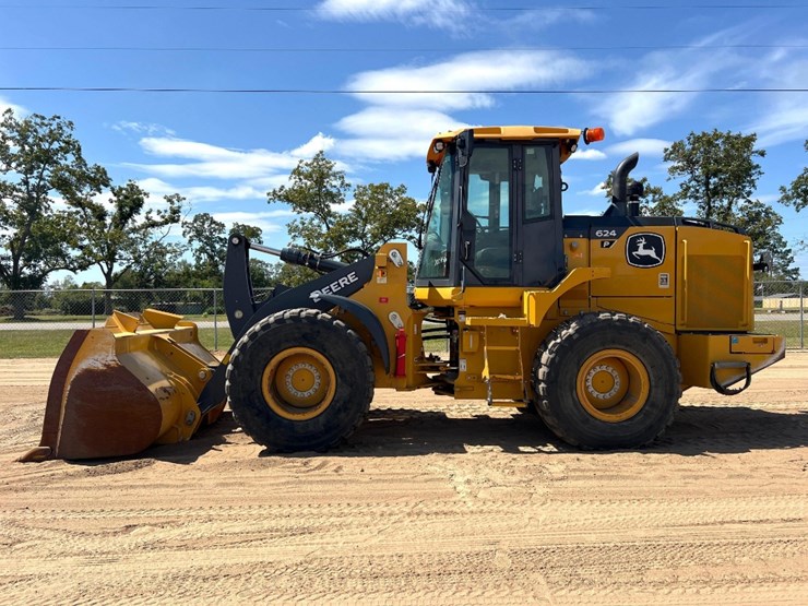 2021-deere-624p-image-1