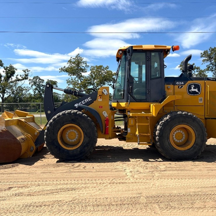 2021 DEERE 624P