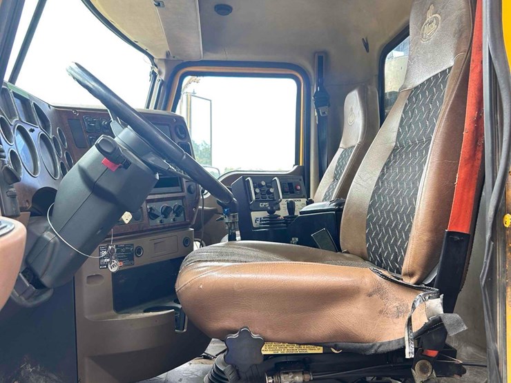 2009-mack-granite-tandem-axle-dump-truck-image-19