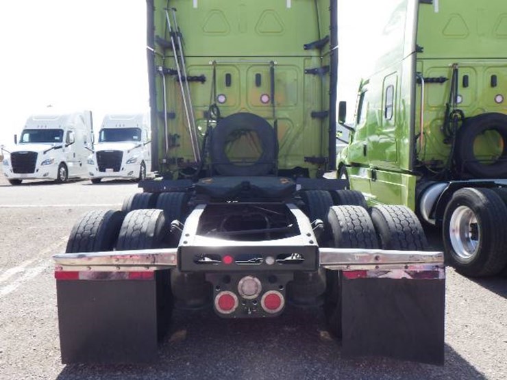 2023-freightliner-cascadia-126-image-10