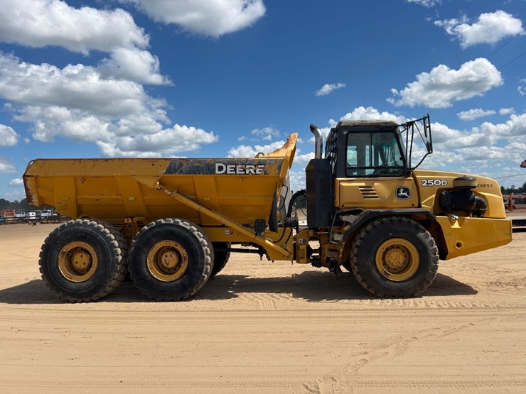 2014-deere-250d-image-5