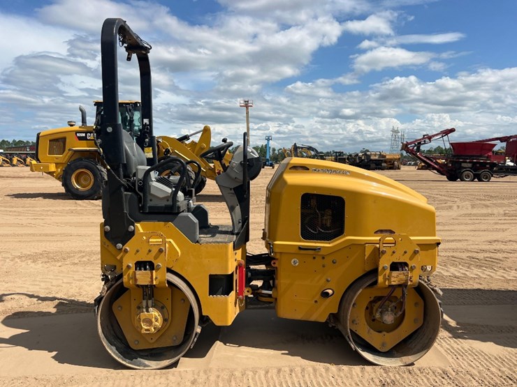2021-caterpillar-cb2.7-image-5