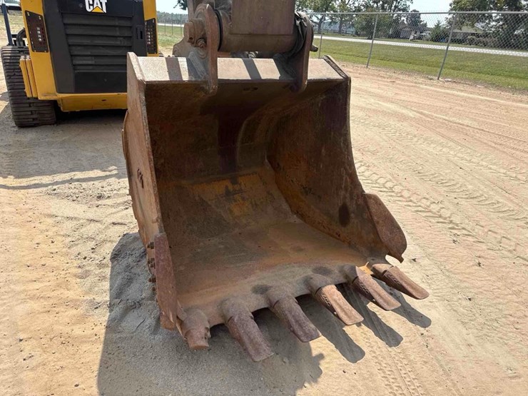 2015-deere-250g-lc-image-26