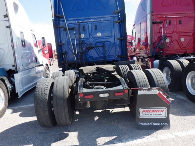 2020-freightliner-cascadia-126-image-9