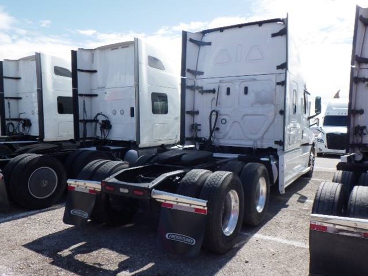 2022-freightliner-cascadia-126-image-6