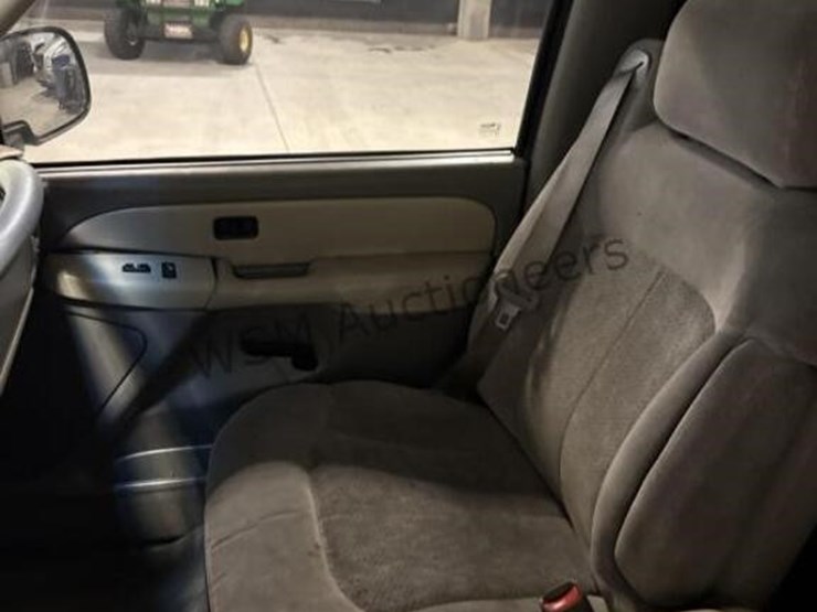 2001-chevrolet-tahoe-image-25