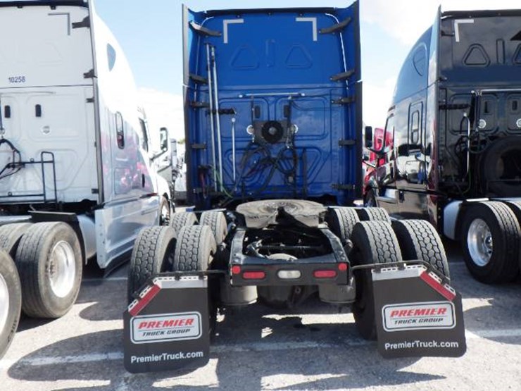 2020-freightliner-cascadia-126-image-10
