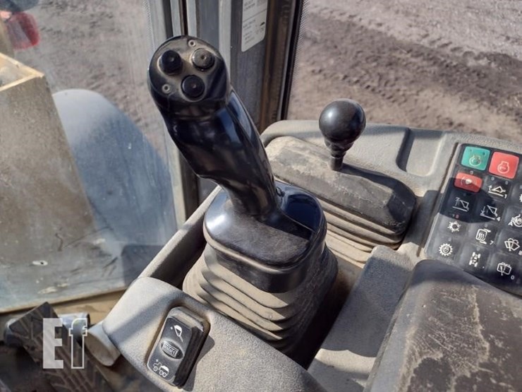 2013-deere-624k-image-10