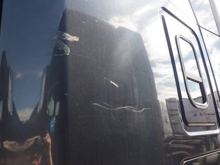 2021-freightliner-cascadia-126-image-15