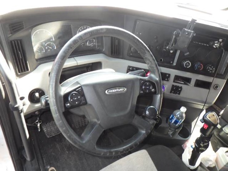 2020-freightliner-cascadia-126-image-10