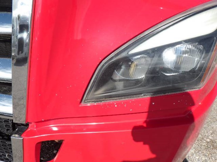 2022-freightliner-cascadia-126-image-2