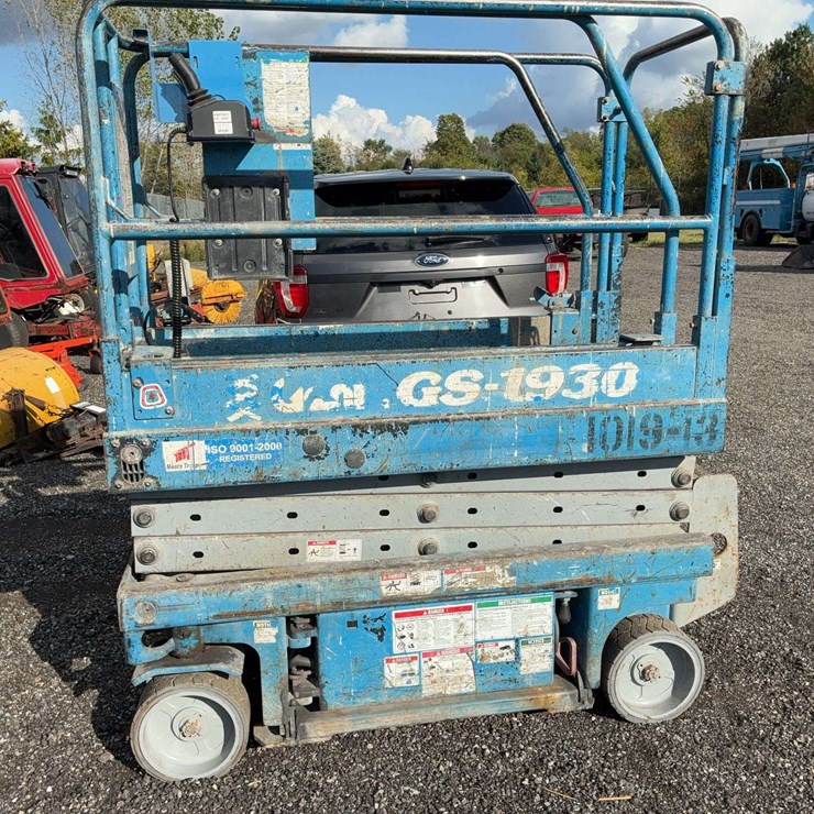 Genie 1930 updated control box runs and functions 19ft air 30” wide
