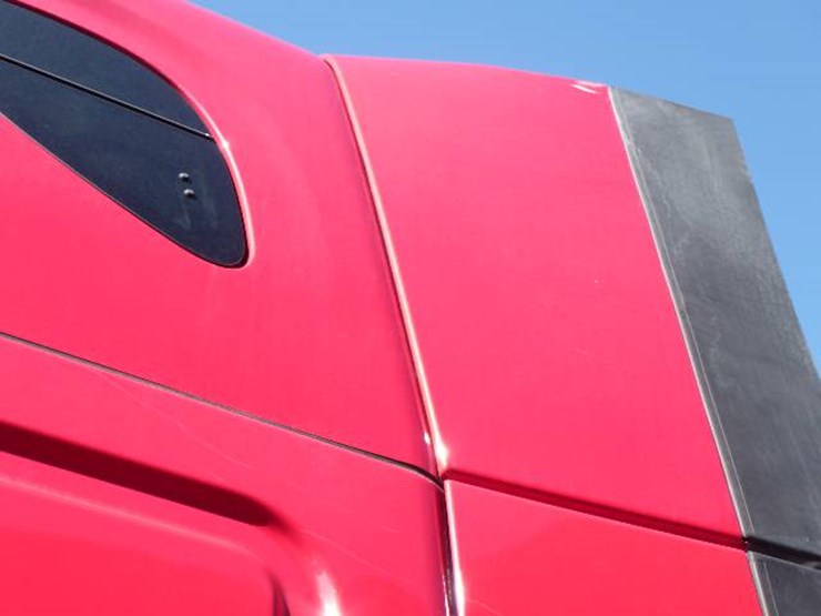 2020-freightliner-cascadia-126-image-13