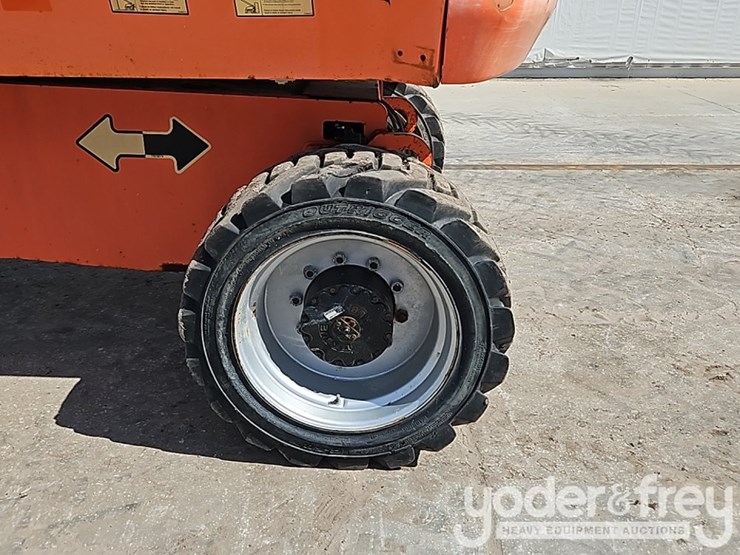 2015-jlg-800s-image-17