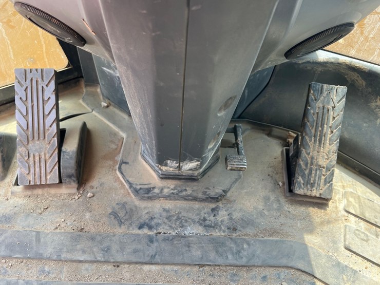 2021-deere-624p-image-37