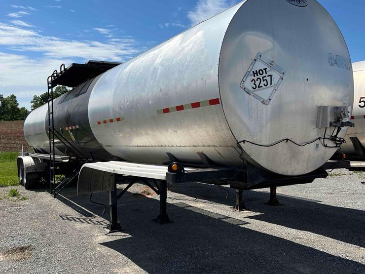2009-etnyre-&-co-4"-rear-discharge-hot-oil/-asphalt-tanker-image-4