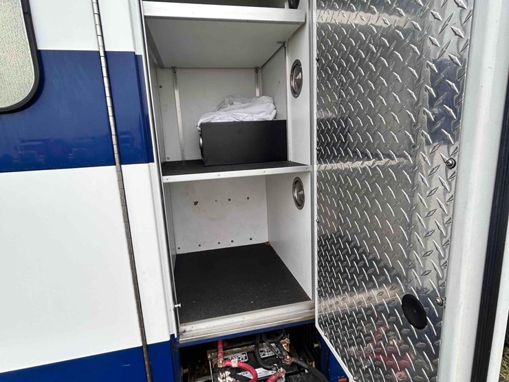 2008-ford-ambulance-image-32