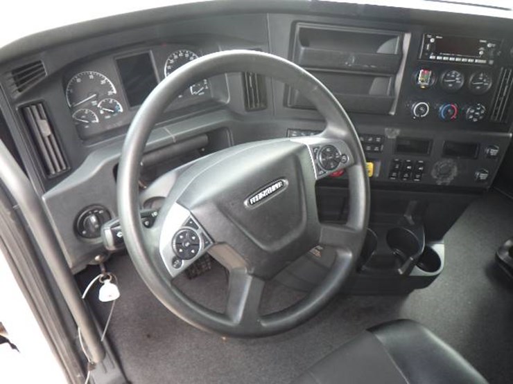 2024-freightliner-cascadia-126-image-10