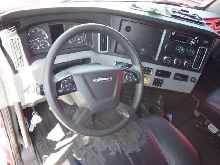 2021-freightliner-cascadia-126-image-11