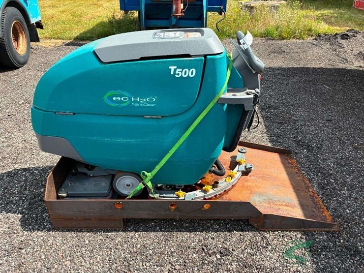 tennant-t500-floor-scrubber-works-28"-image-1