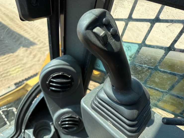 2023-caterpillar-259d3-image-33
