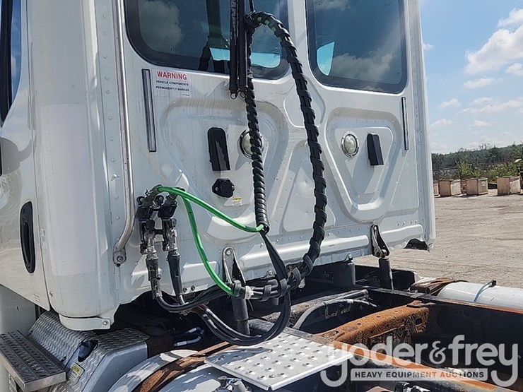2017-freightliner-cascadia-image-15
