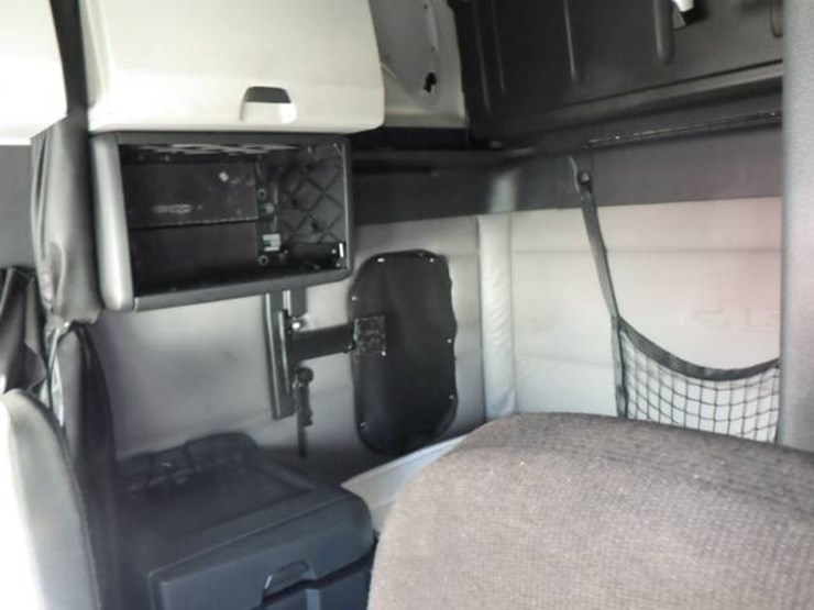 2020-freightliner-cascadia-126-image-15