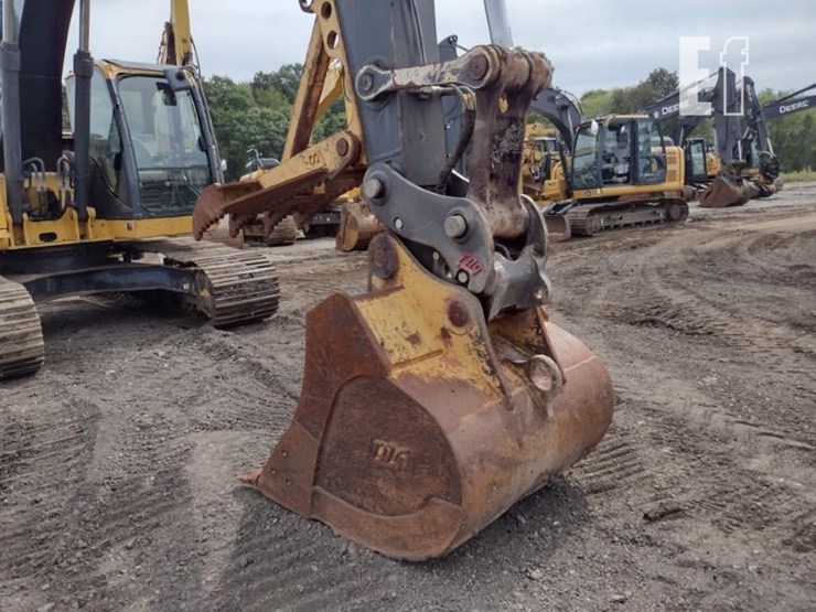 2011-deere-225d-lc-image-18