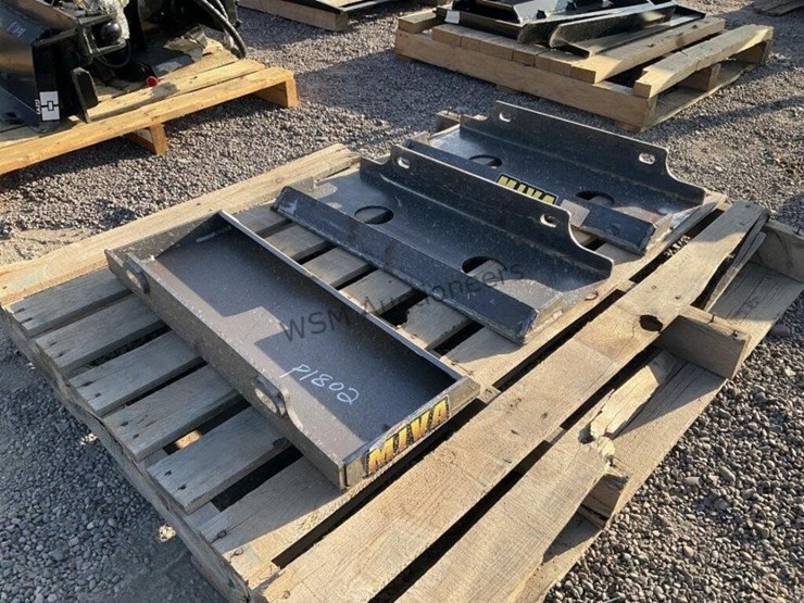 (3)-stand-up-skid-steer-mounting-plates-image-2