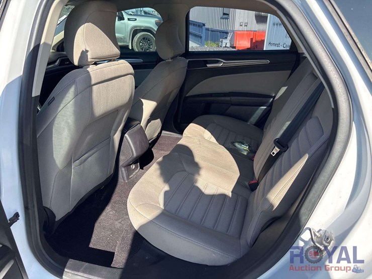 2017-ford-fusion-hybrid-sedan-image-16