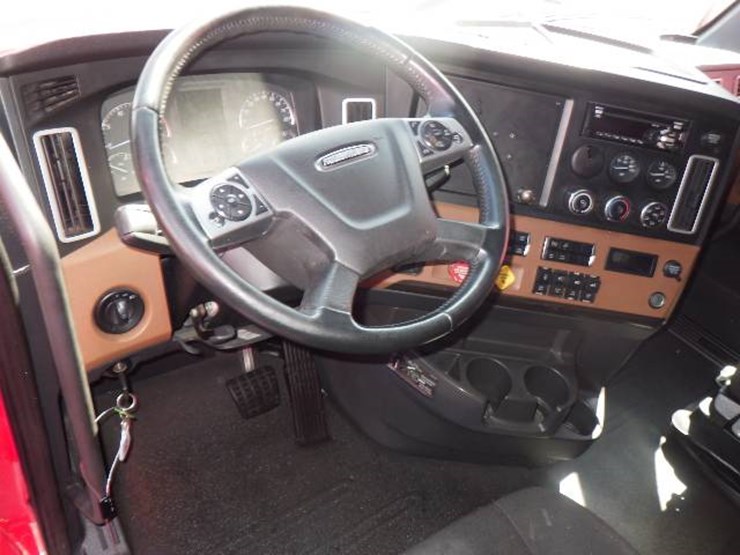 2020-freightliner-cascadia-126-image-11