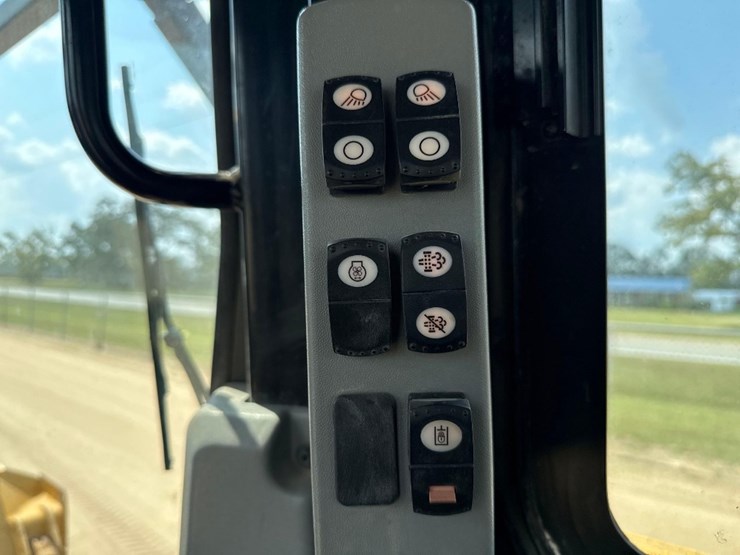 caterpillar-d6t-xl-image-32