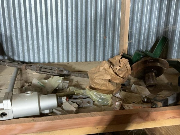 #153-•-sprockets,-cylinders,-and-assorted-parts-image-9