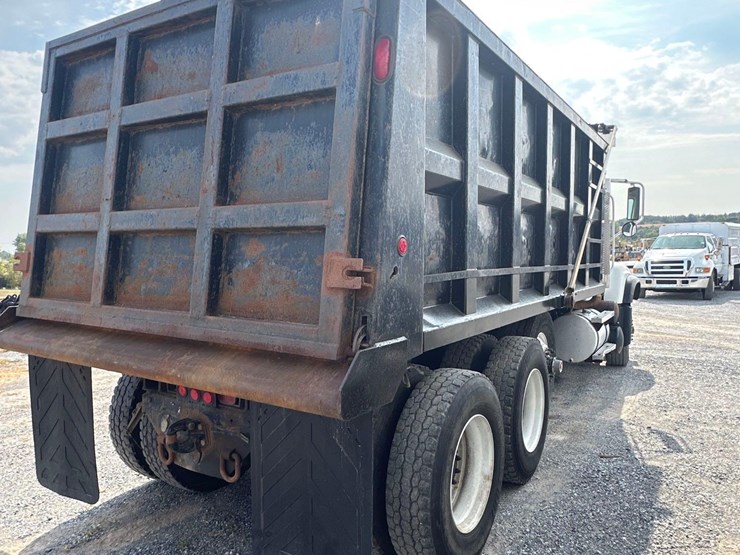 2004-mack-granite-tri-axle-dump-image-6